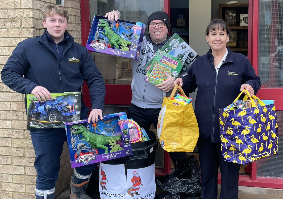 Amazing generosity from @CaddickConst bringing £250 worth of toys for our @theyorkmix Toy Appeal…last weekend to donate and make a difference @YorkDesigner and leave toys in Santas workshop @YorkshiresWW 🧸
