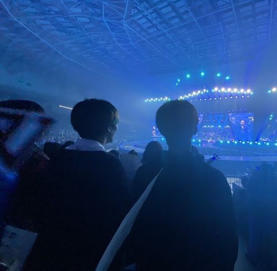 pradiorhjw's tweet photo. so this picture of hajeongwoo attending winner’s concert is actually jeongwoo’s first con oh how cuteeee https://t.co/cRmUqWydHH