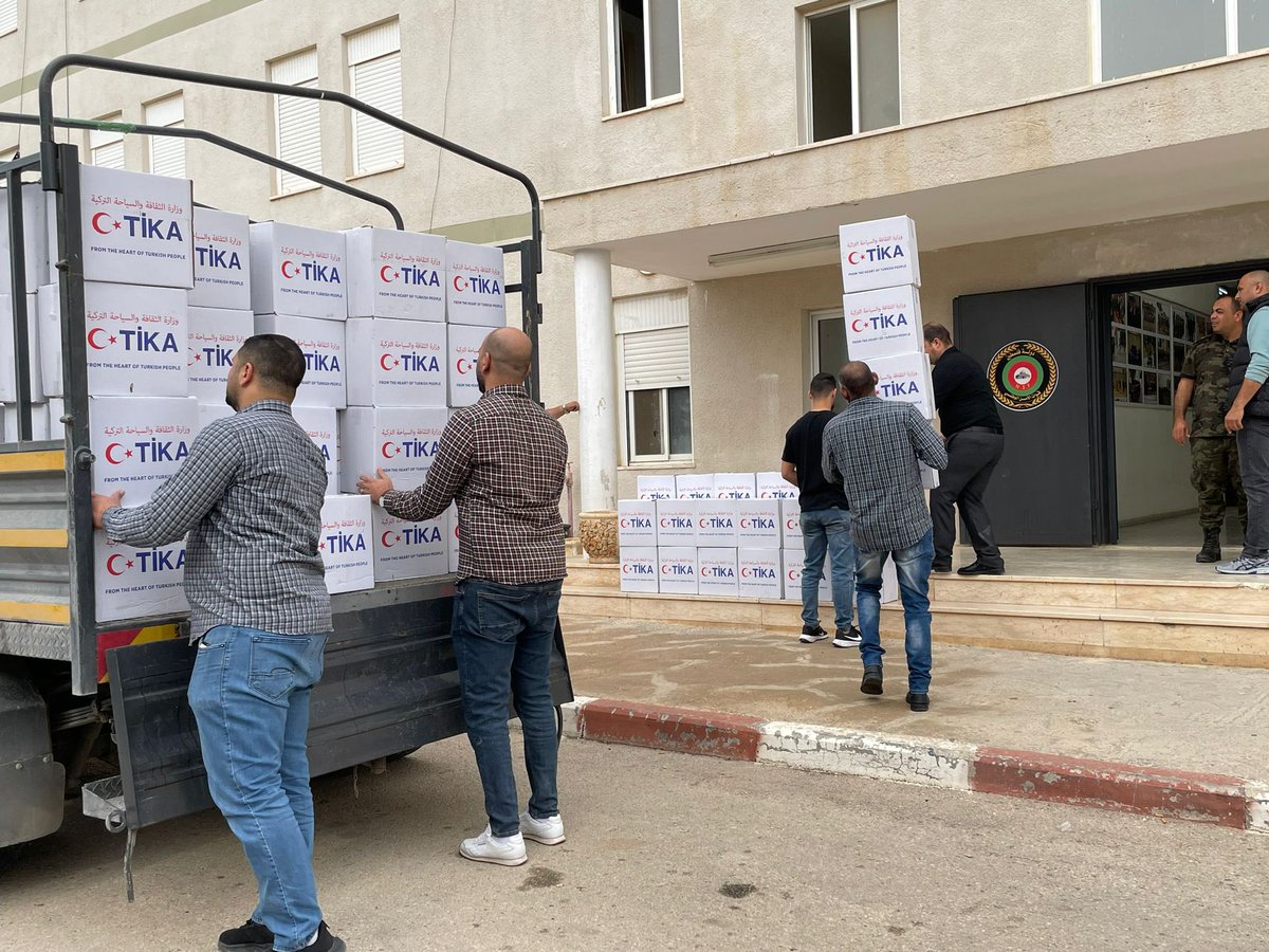 Tika_Turkiye's tweet photo. TİKA, #Gazzeli işçilere kışlık kıyafet desteği sağladı
🇹🇷🇵🇸
📌#BatıŞeria’da mahsur kalarak #Nablus ve #Eriha’daki merkezlere yerleştirilen Gazzeli işçiler için temin edilen 2.000 adet kışlık giyim seti Filistin Çalışma Bakanlığı yetkililerine teslim edildi.
🔗https://t.co/cdIfh1qigx