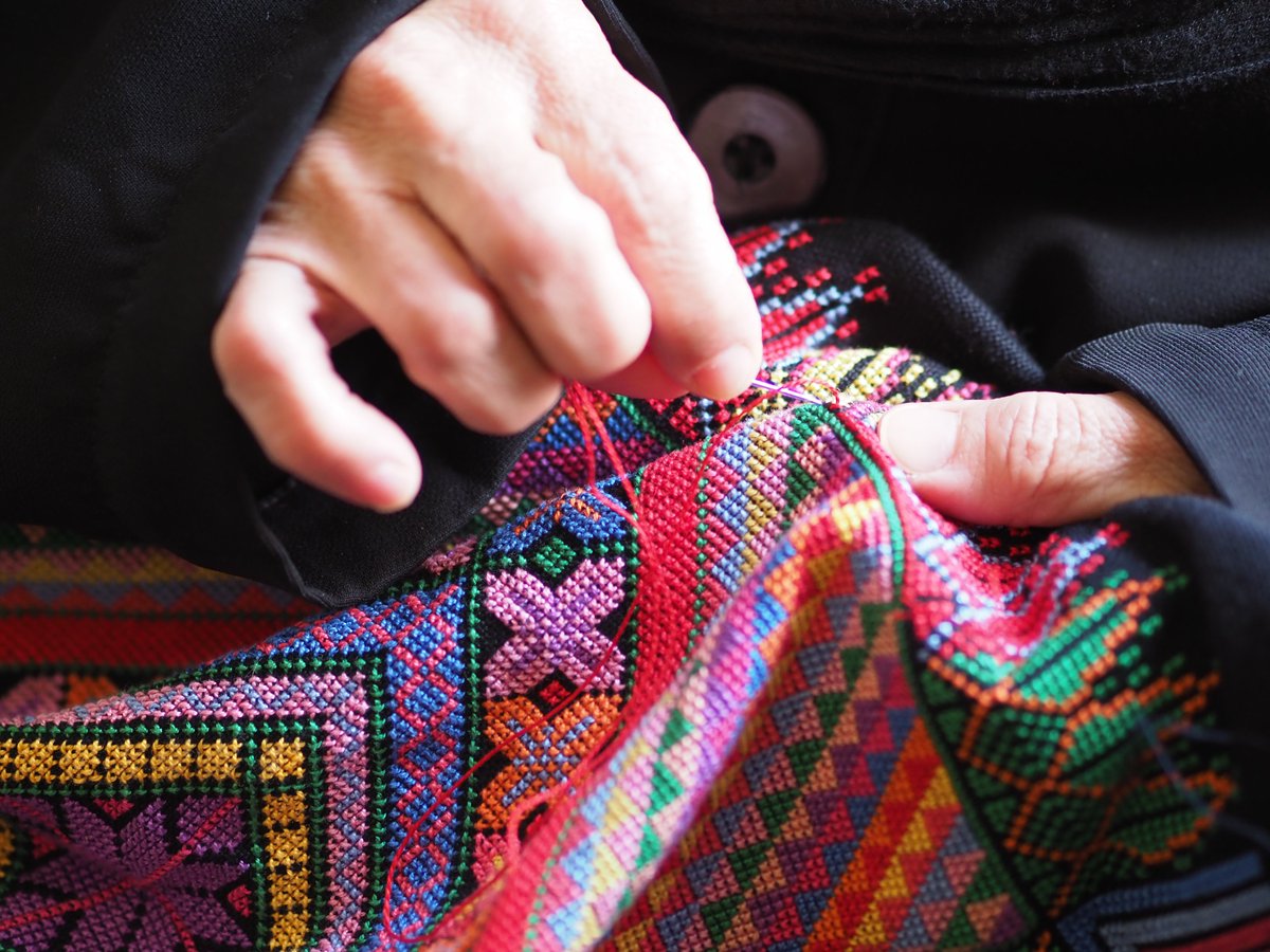 NatsukiYasuda's tweet photo. ガザの女性たちが手がける刺繍。このひと針、ひと針が、文化であり、息遣いであり、営みだった。その全てを「根絶やしにしていい理由」なんてあるわけがない。ジェノサイドを、民族浄化を、今すぐやめろ。 https://t.co/DrogkTvYhA