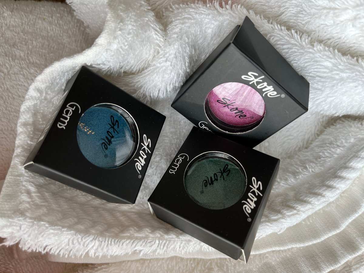 SKONEcosmetics's tweet image. Let's chat about eye candy – Skone's Gems Eyeshadow in the shade Kisses, Strawberries, and Romance. 👀

Which shade is calling your name?

#colorfuleyeshadow #eyeshadowcollection #makeupartist #makeuplover #makeupbrand #cosmeticbrand #crueltyfreemakeup #skonecosmetics