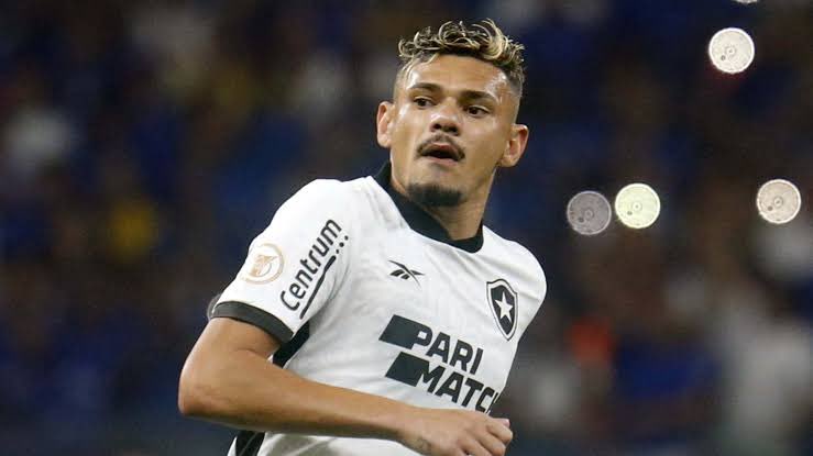canaldomedeiros's tweet photo. Eduardo e Tiquinho são dois jogadores que precisamos avaliar de forma racional.

Faltou ao Botafogo em 2023 contratar jogadores que pudessem substituí-los no momento de oscilação. 

Por muito tempo o Botafogo teve que usar o Tchê Tchê mais avançado ou o Lucas Fernandes.

No ataque, tínhamos dois garotos (Matheus Nascimento e Janderson), pra substituir o Tiquinho. 

Penso que são dois jogadores que precisam ficar pra 2024, mas com o Botafogo indo no mercado atrás de jogadores para as suas posições, pra brigar por titularidade, fortalecimento de elenco. 

Temos muito que mexer no elenco, vários jogadores tem que sair e vão sair, mas tem jogadores que não se encontram na esquina por aí, é o caso deles.