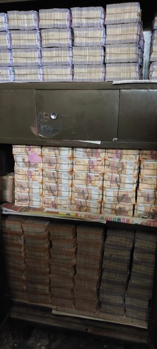 Unaccounted money of more than 300 crores was caught in the raid of the IT department