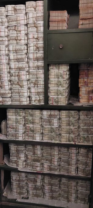 Unaccounted money of more than 300 crores was caught in the raid of the IT department