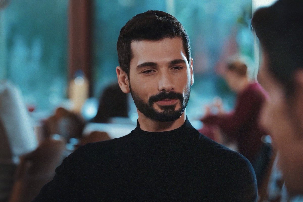 queenesrin's tweet photo. Yılmaz: Zeynep planted a b*mb under my car.
Halil İbrahim: *proud husband moment*

#HudutsuzSevda • #HalZey https://t.co/XjJyMqydbn