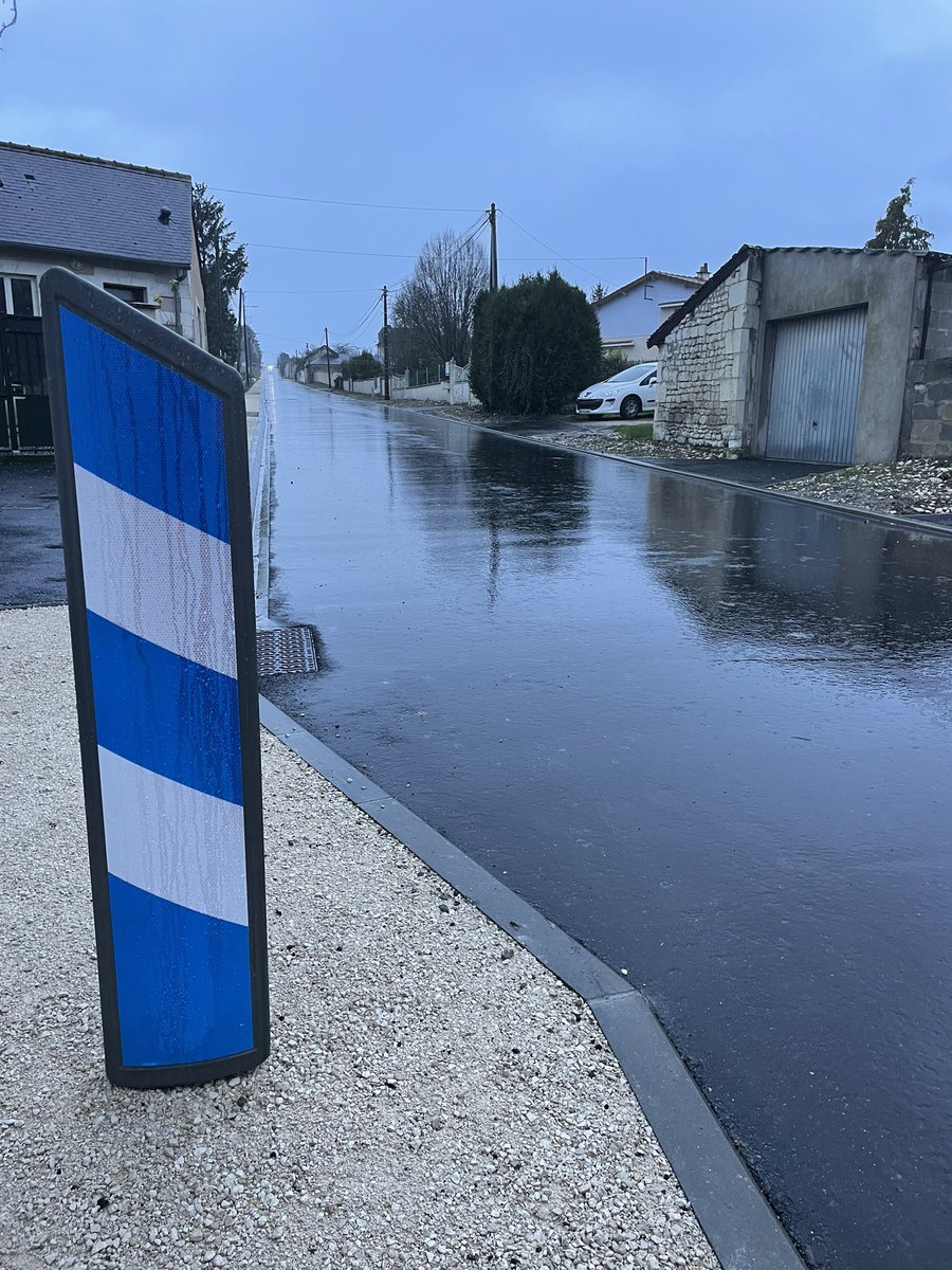 DaugeValerie's tweet photo. 🚧🛣️ Fin des travaux de réfection de la RD 75 à Usseau. La nouvelle couche de roulement sur 800 mètres a nécessité près de 1 000 tonnes d'enrobés 0/10 tièdes. Un engagement pour des #routes sûres et durables #sécurité #TravauxRoutes #InvestissementPublic #canton #Chatellerault2 https://t.co/e1elz2tggo