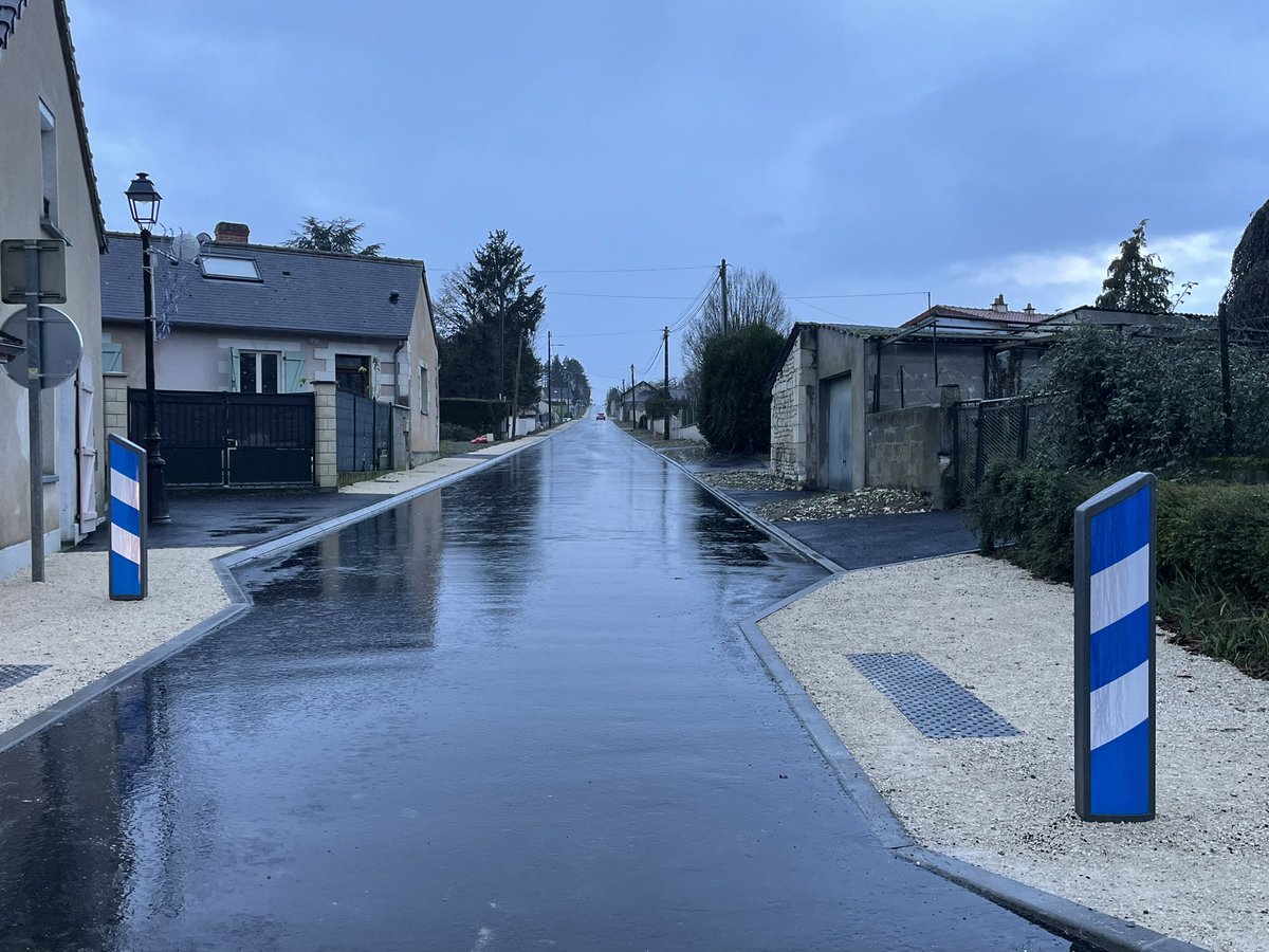DaugeValerie's tweet photo. 🚧🛣️ Fin des travaux de réfection de la RD 75 à Usseau. La nouvelle couche de roulement sur 800 mètres a nécessité près de 1 000 tonnes d'enrobés 0/10 tièdes. Un engagement pour des #routes sûres et durables #sécurité #TravauxRoutes #InvestissementPublic #canton #Chatellerault2 https://t.co/e1elz2tggo