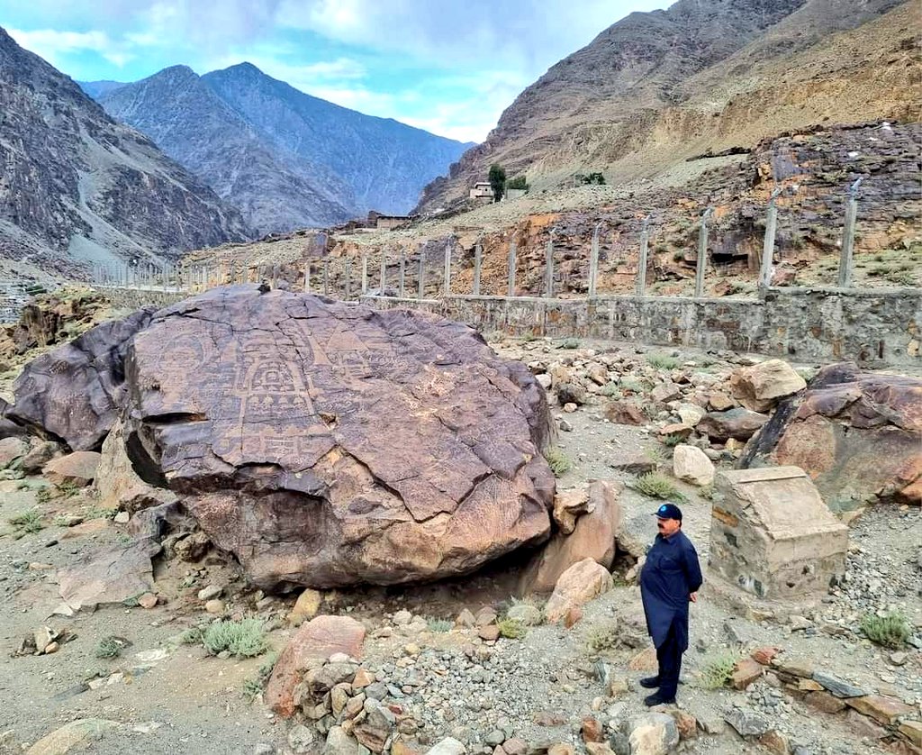 On the banks of the Indus River on the Karakoram highway, there are many rare rock inscriptions of ancient times, These inscriptions are thousands of years old and tell about different civilizations.

#GilgitBaltistan #Kohistan #Karakoram #History #Rockart #SILKROAD #IndusRiver