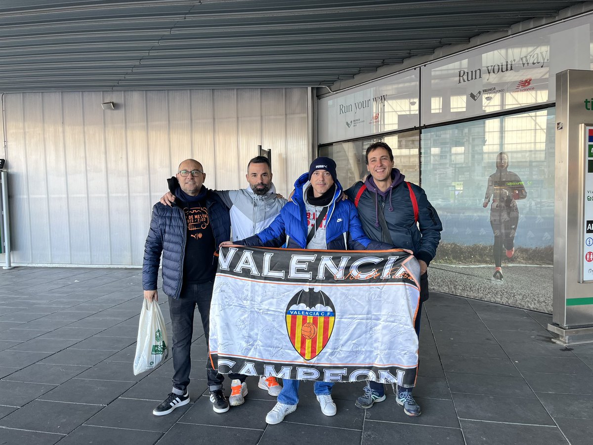 Bon día, estamos en la estación del Ave para despedir al equipo y darle ánimos 🦇🦇
Amunt VCF !!!