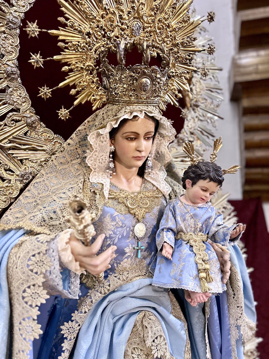 ➡️ Para conmemorar esta fecha tan señalada para los cristianos, la Sagrada Imagen de Madre de Dios del Dulce Nombre amanece hoy ataviada para la ocasión.

Luce saya y terno de brocado celeste y plata y manto de tisú celeste.

Vestidor: Miguel Fernández Carrasco.