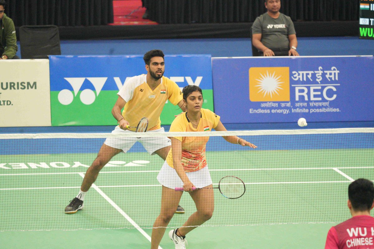 Dhruv Kapila/Tanisha Crasto move into the SEMIFINALS at the #GuwahatiMasters2023 🔥🔥 The Indian duo get the better of 🇮🇩's Amri Syahnawi and Winny Oktavina Kandow in 38 minutes to make it to the last 4 of the competition. Score: 21-16, 21-17 📸 @BAI_Media