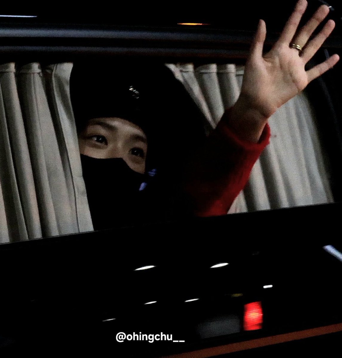 NEWSJISOO's tweet photo. Goodbye from inside the car 👋♥️ https://t.co/8D7knwILjR