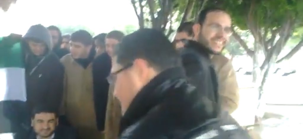 منذ أكثر من إحدى عشرة سنة، دعوتُ مع بعض الفضلاء لتظاهرة تضامنية مع الشعب السوريّ المذبوح على يد النظام السفاح.
أمطرت السماء في موعد التظاهرة، وحضر عدد يسير في وقفة رمزية، وأعلنّا تأجيل التظاهرة لموعد جديد.
كان الدكتور رفعت من القلة القليلة التي حضرت ولبّت النداء تحت المطر.
وهو