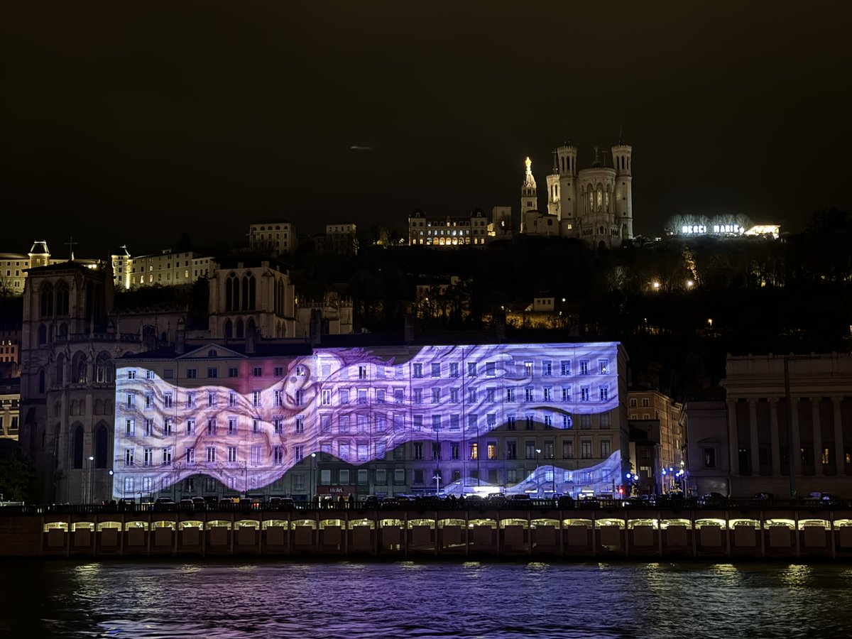 OL's tweet photo. Nous souhaitons un bon #8décembre à tous les amoureux de Lyon 🕯 

#FeteDesLumieres https://t.co/k1xKj0ByjU