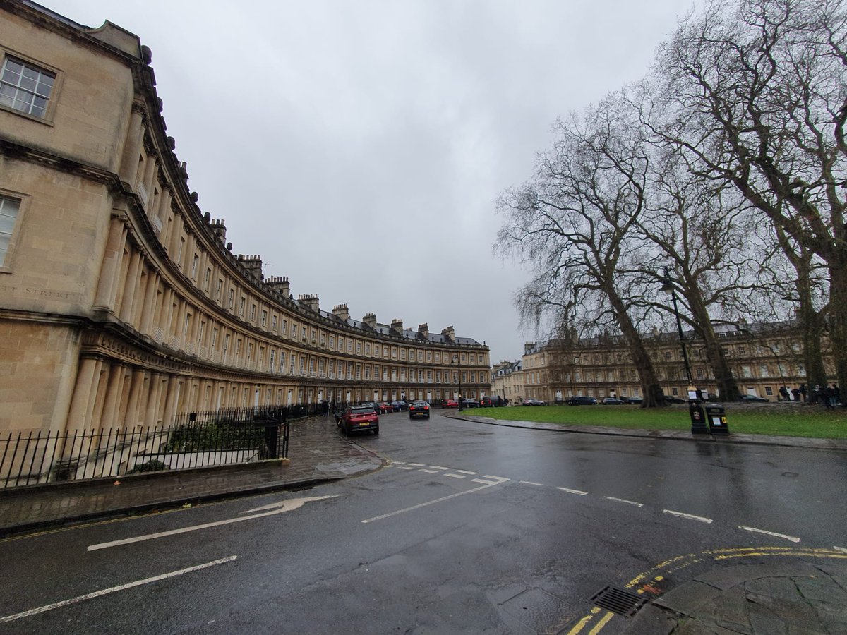 The famous Bath Crescent, beautiful Georgian architecture...in the rain, of course !