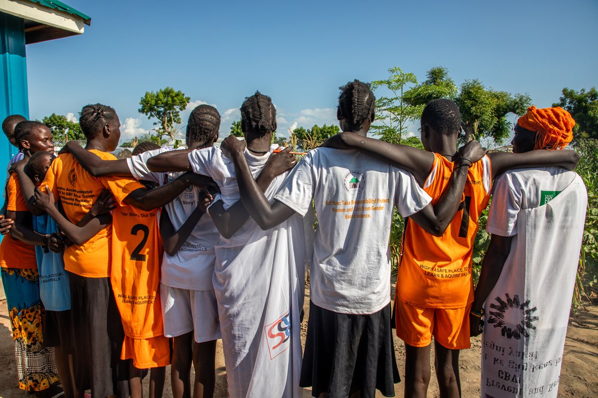 In this women and girls’ friendly space (WGFS) in Bentiu, #SouthSudan, women and girls work together to build a strong relationship, network and support system. Learn more about the different activities in WGFS: bit.ly/3RbPnKc #16DaysOfActivism
