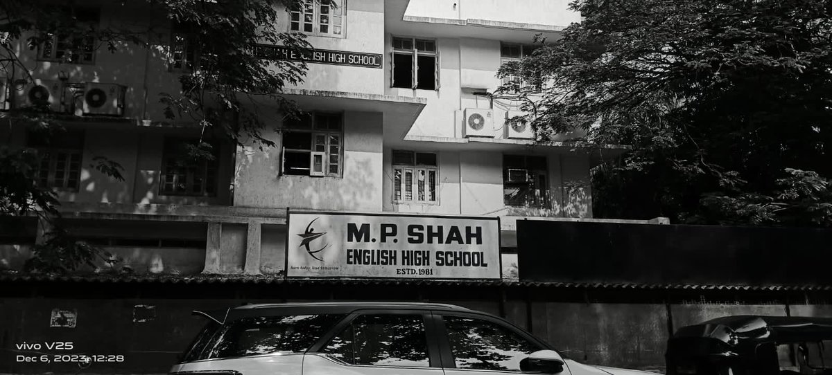 kailash_nischay's tweet photo. "कोर्टाने  मराठी पाट्या लावायची ऑर्डर दिली  असुन इंग्लिश बोर्ड का लावता? हा मराठी भाषेचा अपमान आहे. मराठीत बोर्ड लावले नाही तर हे बंद पाडू."
@ManishDhuri14 @RajuDevendra14 @mybmc @mnsadhikrut @DigitalManse @mnsreport9 @Surendrapal_13 @Sandeepdalvi11 @mybmcbizsupport https://t.co/aGIkx16vCc