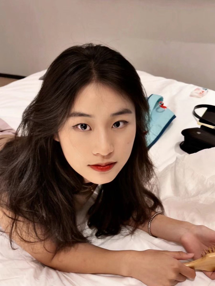 justdadingding's tweet photo. 反差婊的足底照，狠狠打脚底板上
#反差婊 #足控 #脚底 #美足 #反差 #短裙 #丝袜美脚 #丝袜脚 #丝袜 https://t.co/ss9WsVrL5n