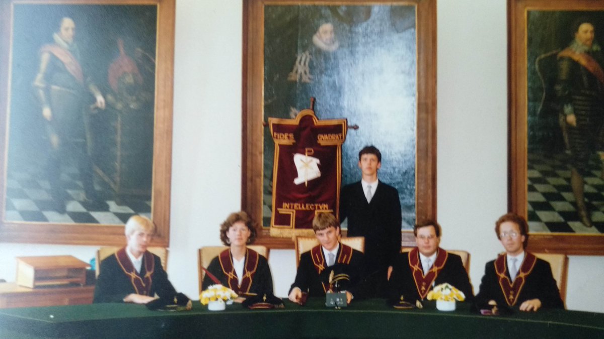 ds_Ernst's tweet photo. Eén en al nostalgie vandaag: de laatste dies natalis van #FQI. In navolging van o.a. @gapert en @JoostSmit hier de senaat #Offereins ('85-'86): Harry Offereins - praetor, Corien Oranje - abactis, Rudolf Bruijn - quaestor, Jan Dunnewind - assessor I, Ernst Leeftink - assessor II https://t.co/ioRaKjqMFb