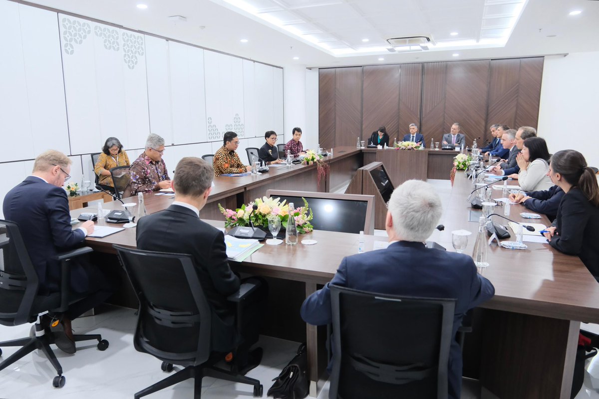 Received courtesy call from French Ambassadors accredited to all ASEAN  countries (8/12). Had a good discussion on Indonesia’s ASEAN Chairmanship, including France’s support to the ASEAN Outlook on the Indo-Pacific, also discussed the deteriorating situation in #Gaza