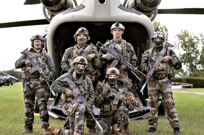 top_force's tweet photo. En France 🇫🇷, on n'a pas de #Chinook (ce n'est pas grave on se les fait prêter) mais on a du 7.62 en patrouille #2RH https://t.co/FdyfgFuEZp