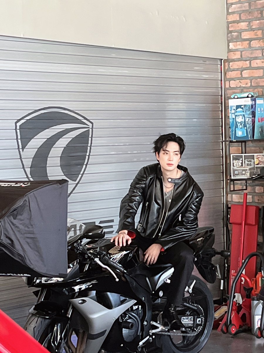 em_jonghyeon's tweet photo. [#PHOTO]
&amp;U 여러분을 위해 준비한 시즌그리팅 미리 보기👀

오늘도 &amp;U의 심장을 고쳐줄 종현 mechanic✌
하지만 &amp;U들의 심장을 다시 두근거리게 만들 Best Racer🏁

#KimJonghyeon #김종현
#EVERMOREENTERTAINMENT #에버모어엔터테인먼트
#LAPTIME_950608 https://t.co/gqUuzusAhl