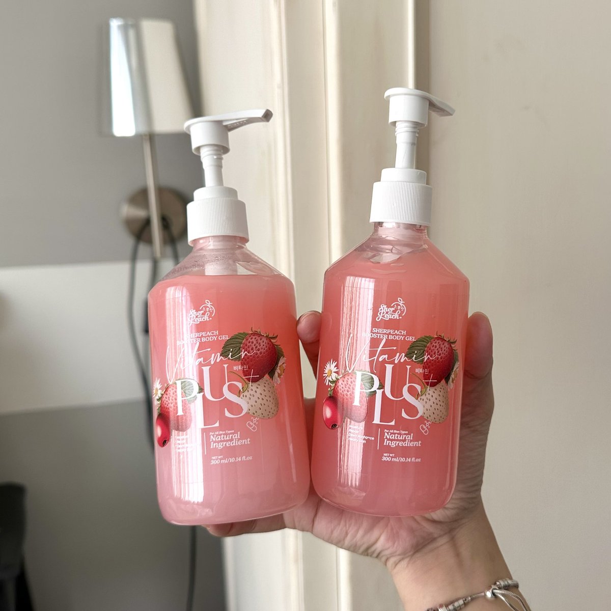 prangchaa's tweet photo. ชอบมากกกกกก วิตามินผิวฉ่ำ BOOSTR GEL BODY VITAMIN PLUS ให้คลิปเล่าเรื่องเลย ชอบมาก ทาแล้วเย็นๆฟินๆซึมง่ายมาก กลิ่นหอมๆ ใช้เป็นประจำต่อเนื่อง ผิวกระจ่างใส ขวดเดียวไม่พอตุนมาเพิ่มเลยค่ะ ชอบมาก 10/10 #ป้ายยา https://t.co/0RkYSjPDRl