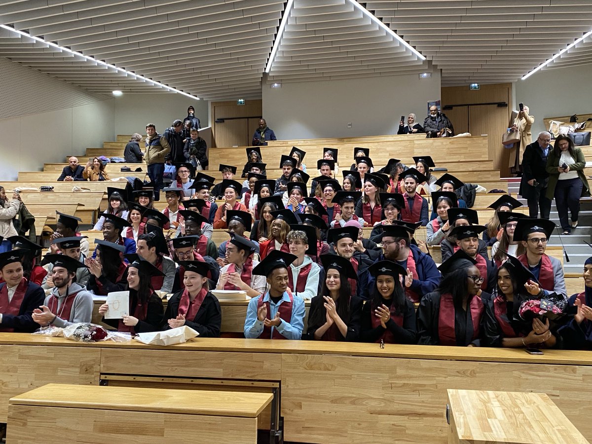 BrunoANDRIOLET1's tweet photo. Remise de diplômes pour les étudiant.e.s de licence inscrits à la Faculté des sciences de l’UCBL. Trop nombreux pour tenir dans un seul amphithéâtre 👌. Ici les chimistes! Merci à tou.te.s pour votre participation et aux organisateurs de ce très bel événement. À refaire ! https://t.co/0lq6AuuoO8