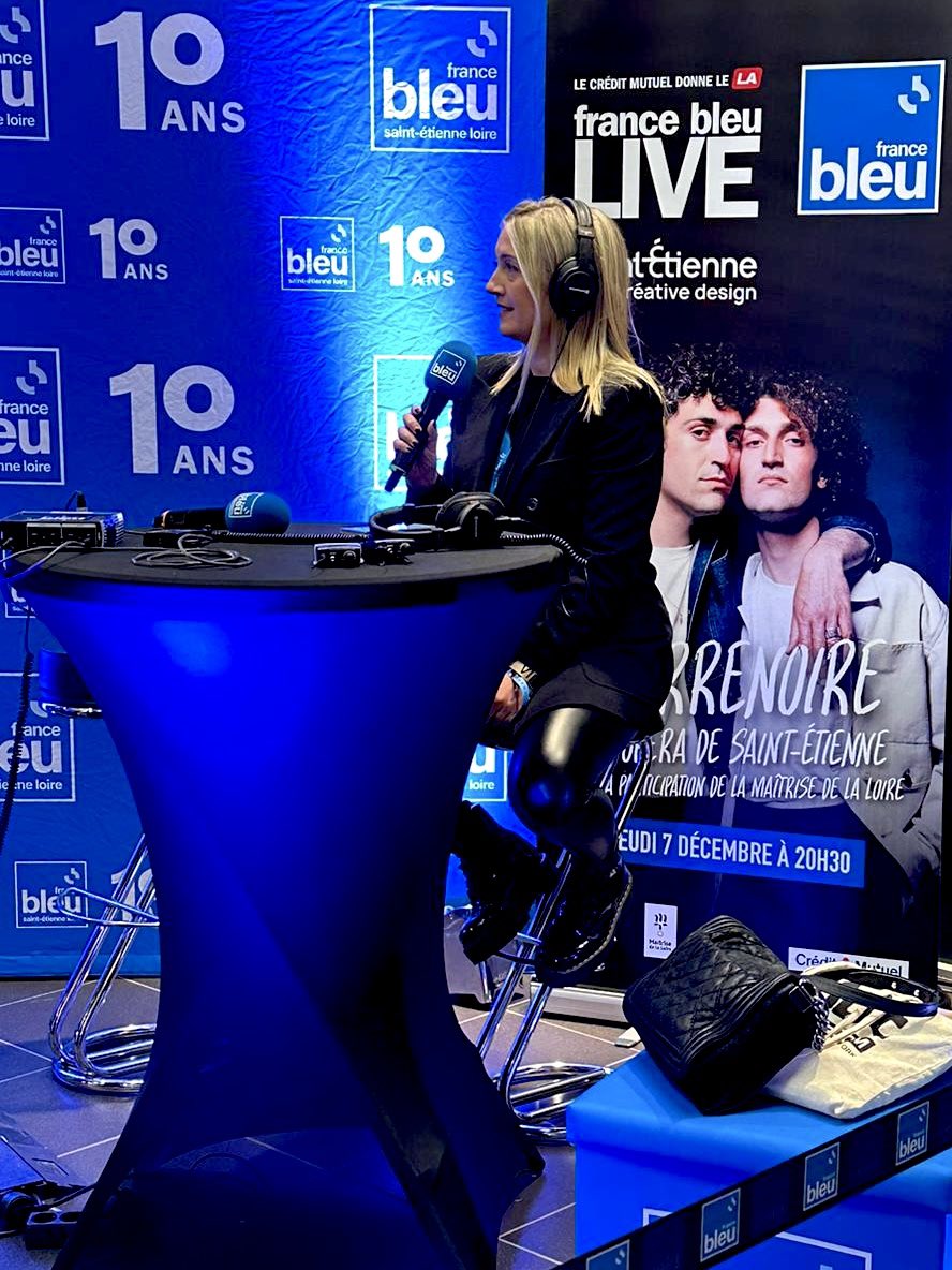 EmilieRadioFr's tweet photo. Hier on fêtait les 10 ans de @bleustetienne avec @TerrenoireLaVie 💙 et la participation des jeunes choristes de la Maîtrise de la Loire. On vous diffuse ce beau concert-création sur @francebleu au mois de janvier! https://t.co/4vSAOPm7BK