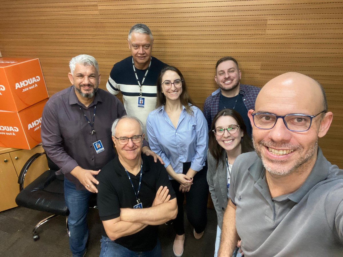 Gaúcha Hoje 45 anos.
Prazer em fazer rádio.
<a href="/Grupo_RBS/">Grupo RBS</a> 
<a href="/acmacedo/">instagram: @ac.macedo</a> 
<a href="/lisiellez/">Lisielle Zanchettin</a> 
<a href="/tbitencourt8/">Tiago Bitencourt</a> 
<a href="/marcelodra/">marcelo drago</a> 
<a href="/isadorasgarcia/">Isadora Garcia</a>