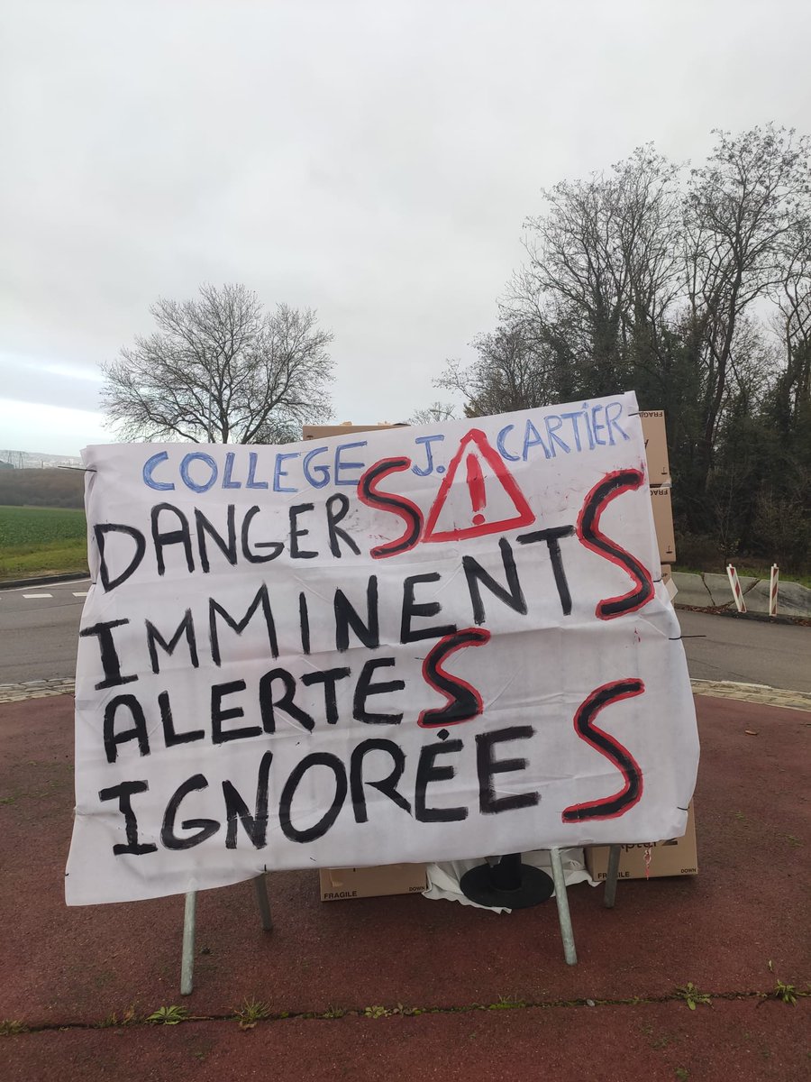CartierPro38632's tweet photo. Situation d'urgence au #collegeJacquesCartier à Issou 78 où le personnel a exercé son droit de retrait imminent en vue de la situation de danger ressenti ces derniers mois. 
Les élèves ne sont plus en sécurité, nous avons besoin de moyens urgemment.
@GabrielAttal @education_gouv https://t.co/jvB0AQxTeb