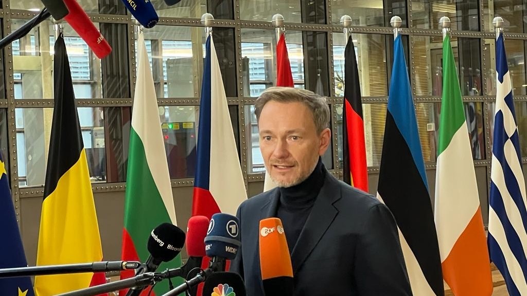 Sorgen bereitet mir noch der korrektive Arm des Stabilitätspakts, so Minister @c_lindner. Exzessive Defizite dürfen nicht verwaltet, relativiert oder entschuldigt, sondern müssen abgebaut werden. Hier müssen wir zu einem gemeinsamen Verständnis kommen. Sprechen weiter…