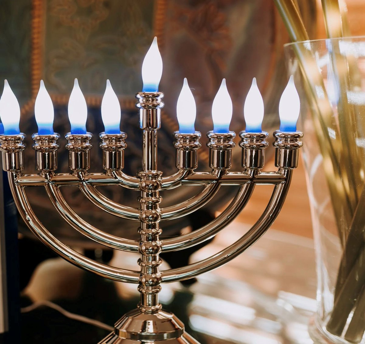 Le Projet Aladin souhaite à la communauté juive, en France et dans le monde entier une lumineuse fête de Hanouka. Hag Hanouka Saméah ! #Hanouka