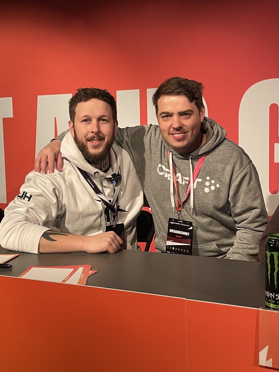 OneHandedOnly tweet media