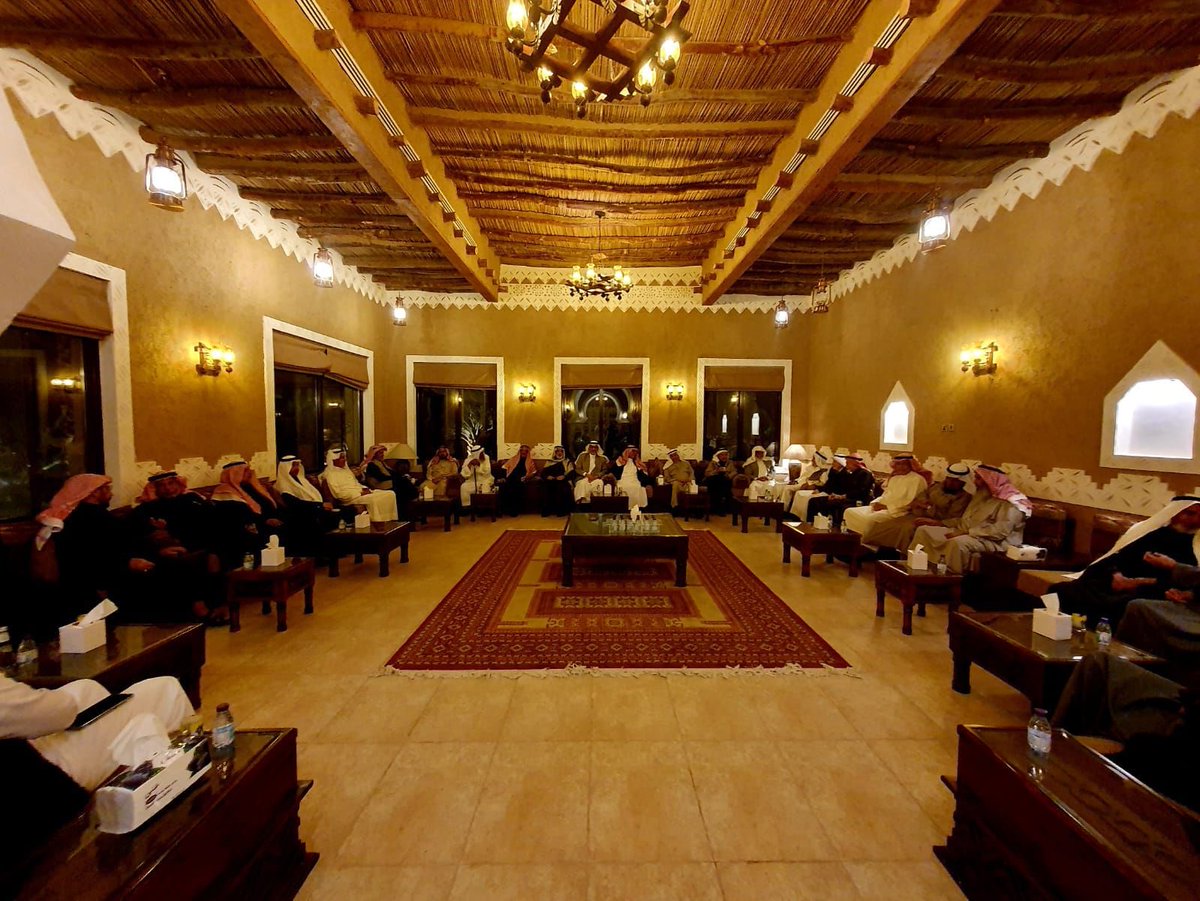 رجال التحلية وروادها في عصرها الذهبي لقاء اتسم بالمحبة والعفوية اختلطت فيه المشاعر بالذكريات ولم يخلو الحديث عن التحلية ومشاريعها ومحطاتها لان الحديث عنها ذو شجون يربط الماضي بالحاضر. فهنيئاً لنا هذا اللقاء وهذا التواصل.