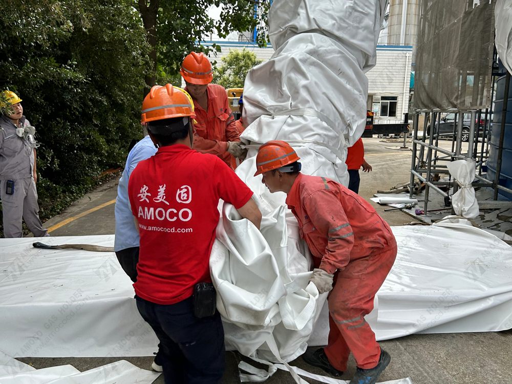 BiogasHolder's tweet photo. More photos from the installation site:
4 x 5000m3 single membrane with steel shell gasholders.
It is installed for the Asian Largest Wastewater Treatment Plant, the third-largest sewage treatment plant in the world.

#biogas #sewagetreatmentplant #wastewatersolutions #wastewater https://t.co/iX51vNs3yB
