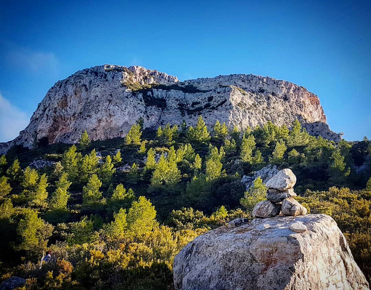 Un bon pla per avui: excursió a la mola de Genessies i visita al Pessebre dels Estels. Què us sembla? Foto a Instagram: @jmcartanya #hospitaletdelinfant #genessies #senderisme #costadaurada #catalunyaexperience #descobreixcatalunya #marimuntanya #natura