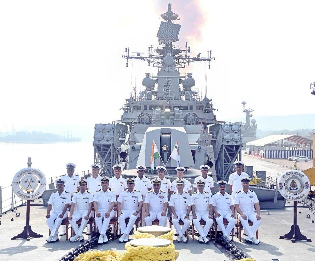 🌟🇮🇳#INSMumbai on arrival at #Visakhapatnam was accorded a warm welcome by the #FOCEF, COs and crew of the Poorvi Beda. 

⚓️The ship's transition from #TheSwordArm to #TheSunriseFleet marks an exciting new chapter.
 
✨@IN_HQENC wishes Team Mumbai fair winds, following seas,…