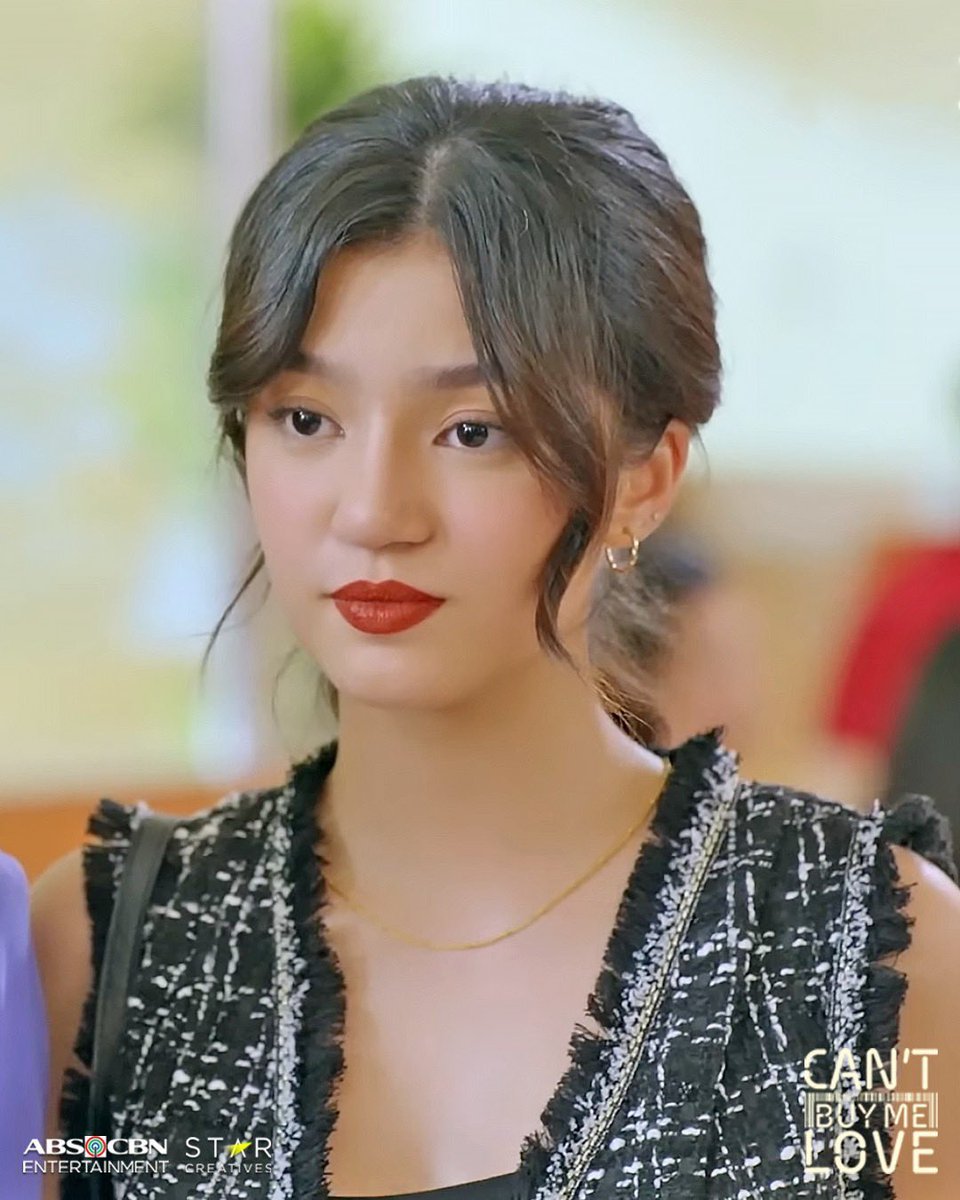 We stan a queen who can serve and slay any OOTD! What’s your favorite fiery look of Caroline? 🖤🔥