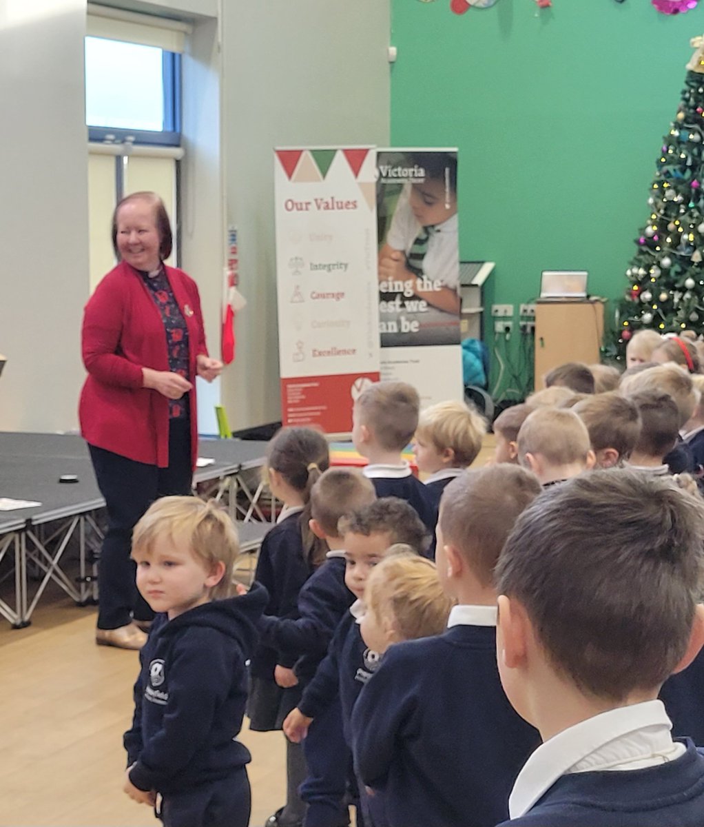 @PoppyfieldSch have had Reverend Marie join us this morning for a special Christmas assembly 🎄