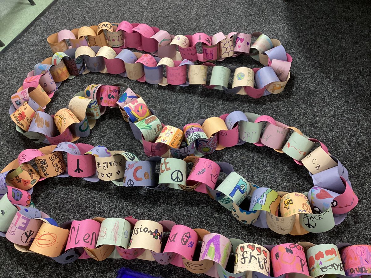 StDavidsCiWPrm's tweet photo. We have contributed to a national ‘Picture News’ campaign to create a chain of Peace which will stretch across the whole country! #stdavidsHumanities #stdavidsciwRVE https://t.co/EZVPpKH8dS