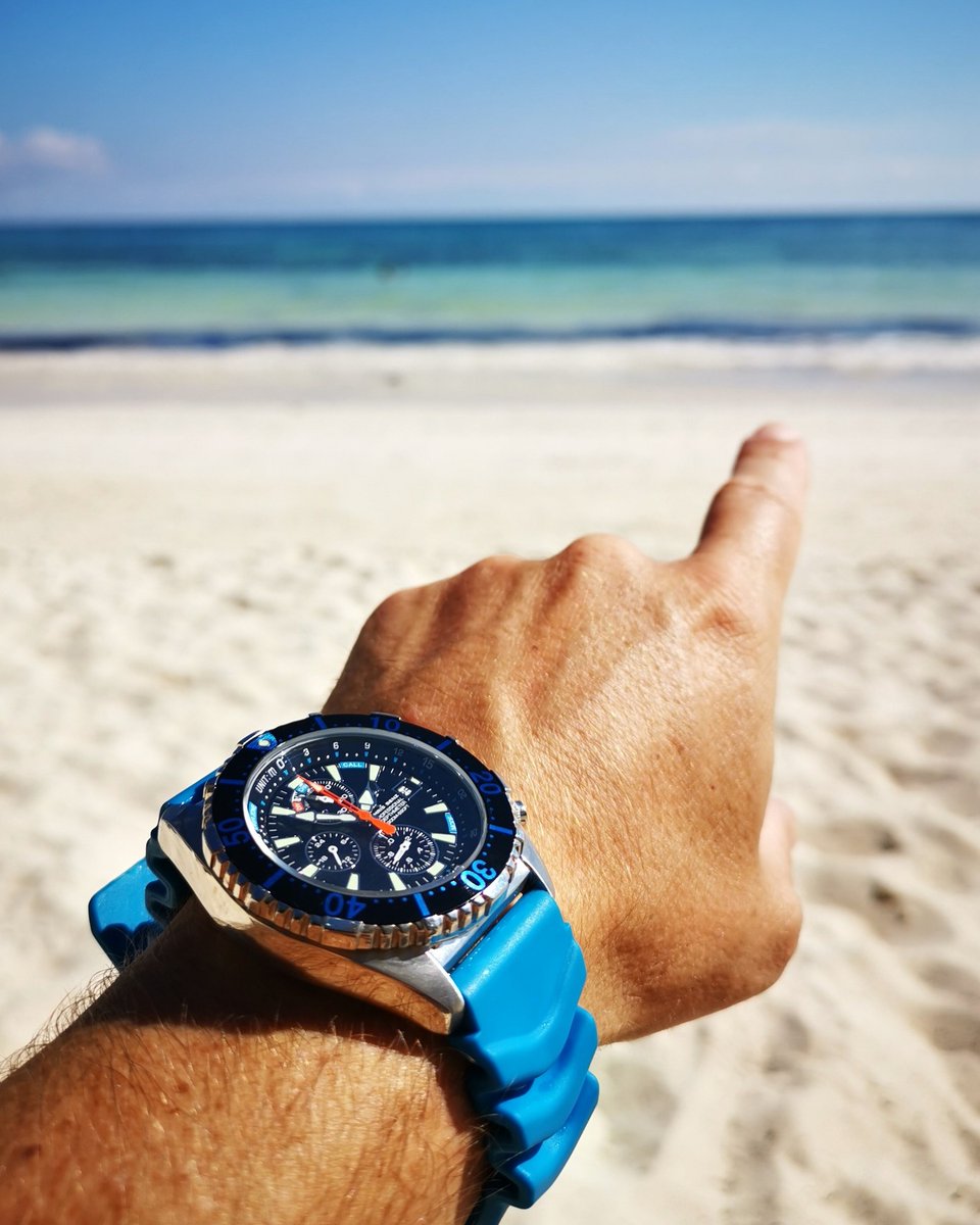 It's Friday. Time to go make stories for Monday! 😎 ---------- Get your #divechronograph with several strap options at selected dealers bit.ly/ChrisBenz_Deal… and online bit.ly/Depthmeter_Chr… 🛒 #chrisbenz #chrisbenzwatches #sharkproof #depthmeter #divewatch #tgif