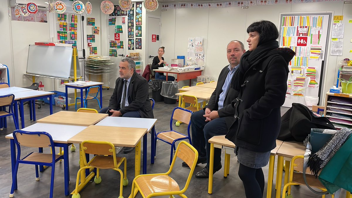 NiogretVitry's tweet photo. Restitution de la résidence numérique de Bezannes en présence de Monsieur Cappé, adjoint à la jeunesse et à l’éducation de la mairie de Bezannes et de Monsieur Deville, Inspecteur de l’Education Nationale de Reims Sud. #EMI @DSDEN51 @DaneReims https://t.co/g39hNDSuFI