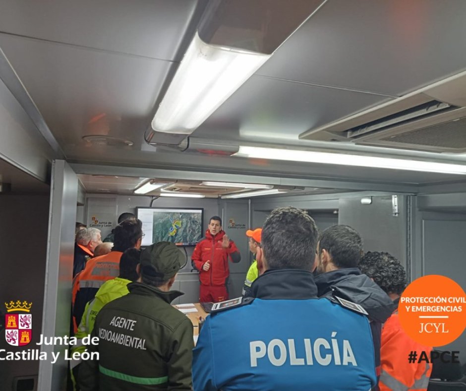 A primera hora de la mañana se ha reanudado la búsqueda del varón de 73 años desaparecido el día 6 en Rimor #León. Participan medios de la Agencia de #ProtecciónCivil y #Emergencias, <a href="/092ponferrada/">Policía Municipal de Ponferrada</a> <a href="/policia/">Policía Nacional</a> <a href="/guardiacivil/">Guardia Civil</a> <a href="/bomberosponfe/">Bomberos Ponferrada</a> y Agentes Medioambientales