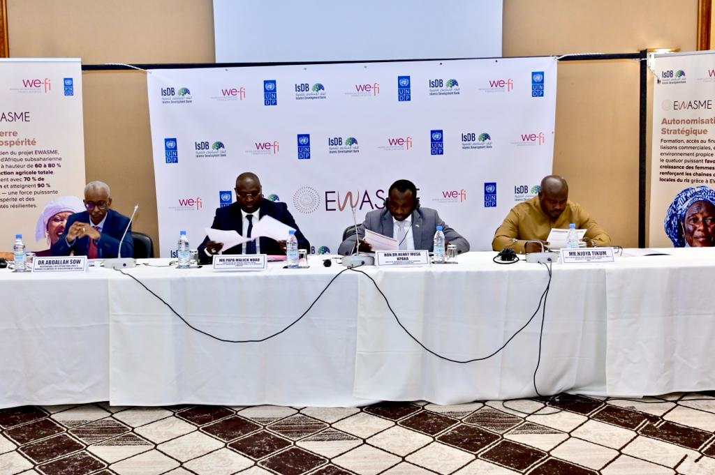 🌾Réduire le fossé dans l’agriculture !
Au Sénégal les ♀️ jouent un rôle vital dans la production et la distribution du riz avec l'appui du <a href="/PNUD/">ONU Desarrollo</a>, mais elles font face à des obstacles. <a href="/EWASME/">el wasme</a> est en mission pour surmonter les défis, autonomiser les ♀️ 🚀🌍
#AgroFemmes #RizInnov