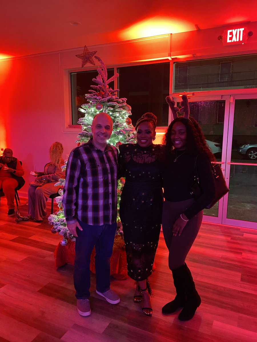 #my @du1869 #myDU @HipHopPrez @DULibrary EJohnson @MsThesaurus1 @ACEmyDU @rocford Dillard University Center for Racial Justice was honored to attend the grand opening and holiday party for Daughters for Incarceration.