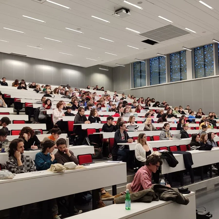 Merci à Monique Pinçon Charlot et aux plus de 200 étudiant.e.s venu assister à cette conférence à <a href="/UTJeanJaures/">UT Jean Jaurès</a> pour son dernier livre "le méprisant de la République"!
