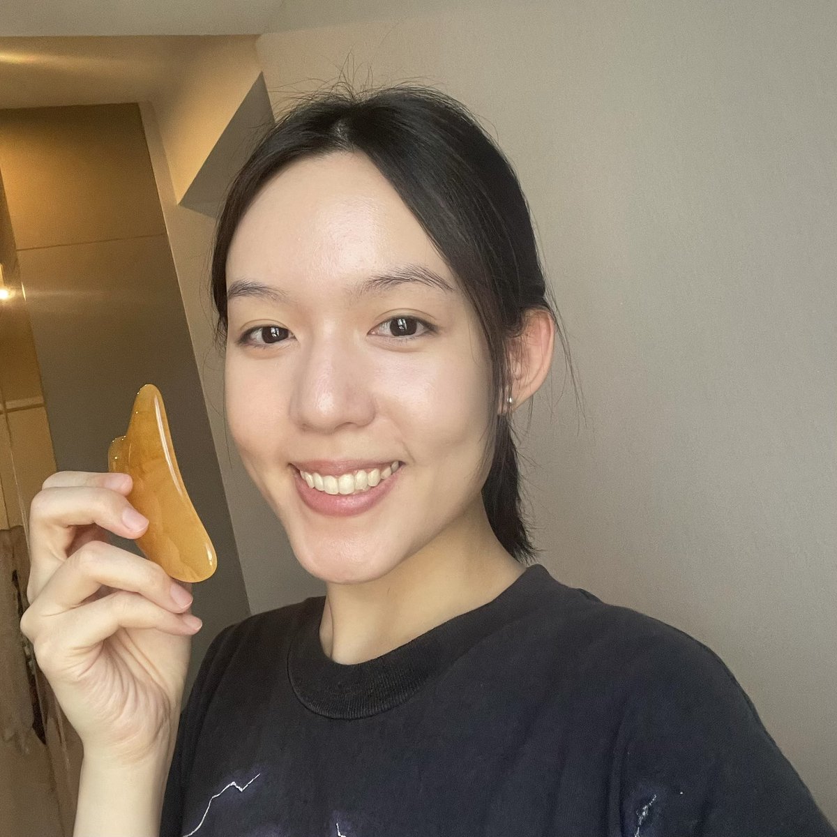 แนะนำเซรั่มที่ใช้คู่กับกัวซา🥹🫶 ตัวเซรั่มมี 5%ไนอาซินาไมด์ ช่วยลดจุดด่างดำ ผิวอิ่มน้ำสุขภาพดี เนื้อก็ดีมากๆ ไม่มันเยิ้ม นวดคู่กับกัวซาที่เค้าแถมมาให้ช่วยลดหน้าบวมตอนตื่นนอนได้อีกด้วย
หรือจะนวดมือก็ได้หลักการเดียวกันกับการนวดกัวซาเลยค่า💫#ใช้ดีบอกต่อ
shope.ee/6AF3gJ9RqK