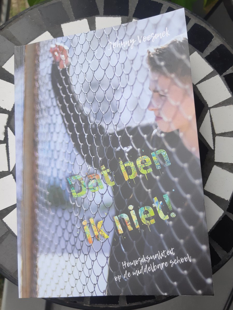 #Datbenikniet van #JonnyVoesenek helaas ook dit jaar nog passende literatuur op #PaarseVrijdag 
Boek is nog steeds te koop en helaas actueel ...

HeteroCoach: Ruimte ervaren om overal jezelf te zijn heterocoach.blogspot.com/2020/09/ruimte… 

#uitdekastkomen #LHBTI #scholier #docent #familie