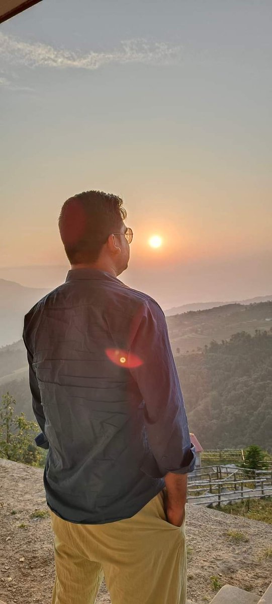 धेरै दिन देखी धेरै कुरा भन्ने मन थियो, 
तिम्रो मनमा मेरो बसाई हुने गर्थियो ।
कहिले आट पुगेन
त कहिले साहस पुगेन ।
कहिले समय मिलेन
त कहिले भन्ने शब्दहरु भेटेन ।
कहिले तिमी हुनथिइनौ ?
त कहिले म गुमनाम हुनथिए ।
मेरो शब्द पुरानो झैं माया पुरानो हो
तिमी सँगै बिताएको पलहरु न्यानो हो ।😊